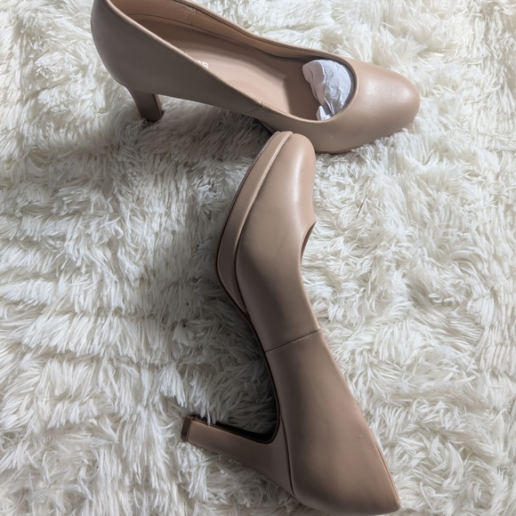 Elegant Beige Heels - Picture 9 of 11